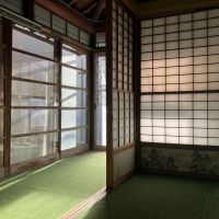 横須賀市長井の賃貸物件/1階廊下｜外部の木製サッシと襖の間から差し込む光が柔らかくて優しい。
