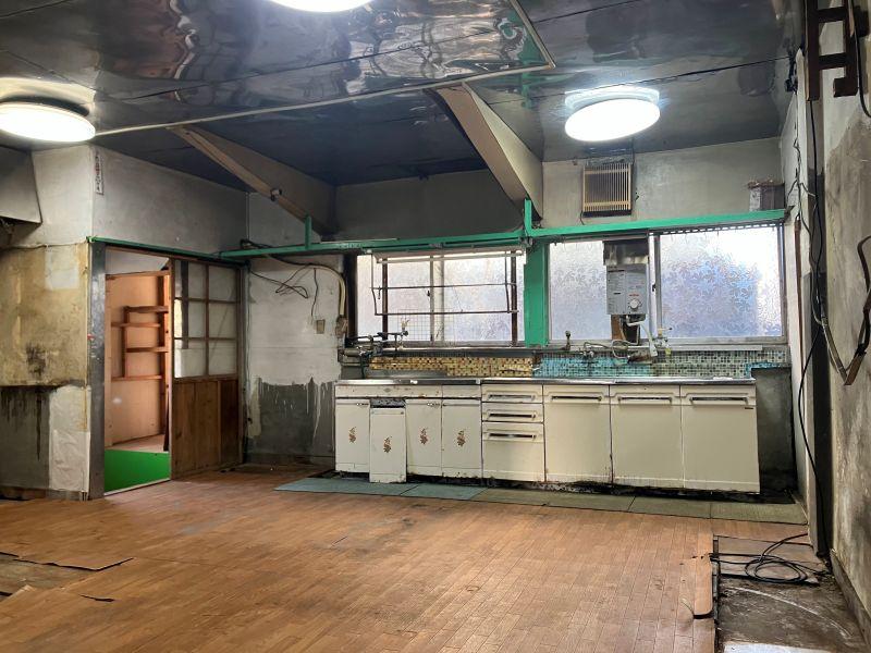 横須賀市長井の賃貸物件/厨房｜正面が水場、左側が焼き場です。