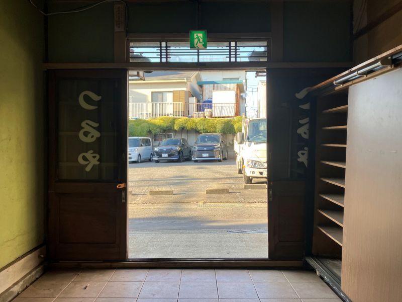 横須賀市長井の賃貸物件/玄関｜元旅館だけあって、広い玄関。靴箱も大きい。