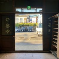 横須賀市長井の賃貸物件/玄関｜元旅館だけあって、広い玄関。靴箱も大きい。