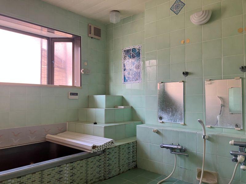 横須賀市長井の賃貸物件/風呂｜個性的なタイル画、謎の立方体ピラミッドが気になる浴室。シャワーは2ヶ所。