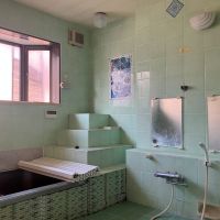 横須賀市長井の賃貸物件/風呂｜個性的なタイル画、謎の立方体ピラミッドが気になる浴室。シャワーは2ヶ所。