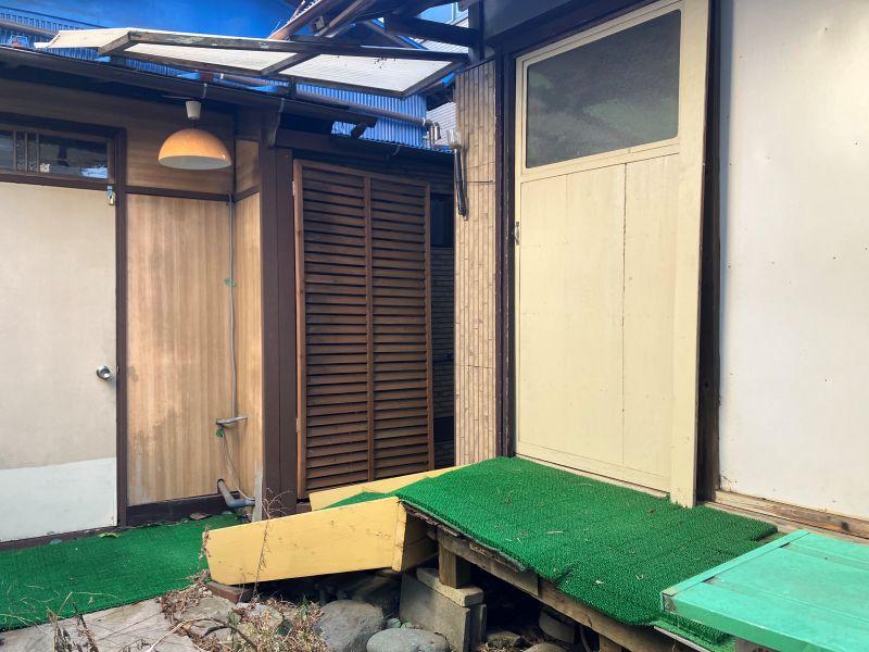 横須賀市長井の賃貸物件/本館と別棟｜倉庫の裏あたりの勝手口から、別棟に通じる通路があります。