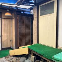 横須賀市長井の賃貸物件/本館と別棟｜倉庫の裏あたりの勝手口から、別棟に通じる通路があります。