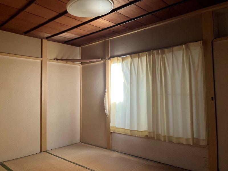 横須賀市長井の賃貸物件/別棟2階和室（7畳）｜隣家が近いので、日当たりはうっすらといった感じ。