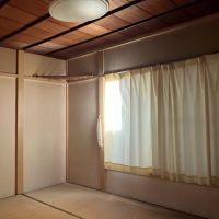 横須賀市長井の賃貸物件/別棟2階和室（7畳）｜隣家が近いので、日当たりはうっすらといった感じ。