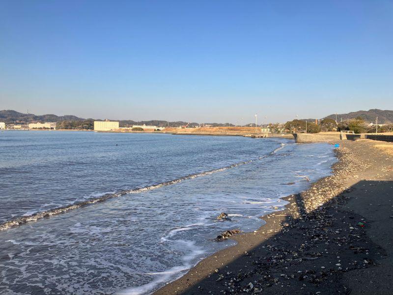 横須賀市長井の賃貸物件/近隣｜低めの防波堤から乗り出すと浜辺が見えますが、海水浴場ではありません。