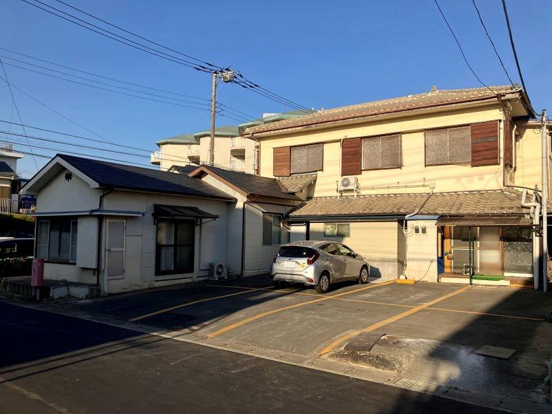 横須賀市長井の賃貸物件/外観｜駐車場と、左に見えている平家部分が洋室です。手前には駐車場ですが、広場としても使えそう。