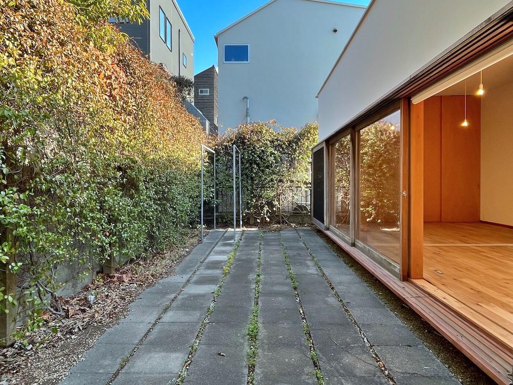 茅ヶ崎市東海岸南四丁目の売買物件/北側の庭｜ここも奥行きとワイドがあるので、ゆったりと洗濯物を干せるような空間。リビングとの連続性もあるので、うまく使いこなしたい。