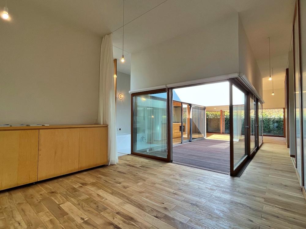 茅ヶ崎市東海岸南四丁目の売買物件/玄関前の洋室5｜北側に中庭があり、足元に窓があるので安定した光、アトリエのような空間。