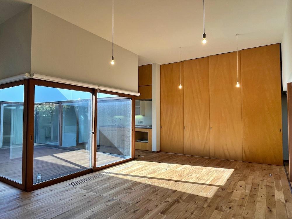 茅ヶ崎市東海岸南四丁目の売買物件/リビング｜キッチン方向を見る。壁面全面が床から天井まで収納になっています。