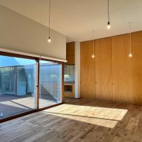 茅ヶ崎市東海岸南四丁目の売買物件/リビング｜キッチン方向を見る。壁面全面が床から天井まで収納になっています。