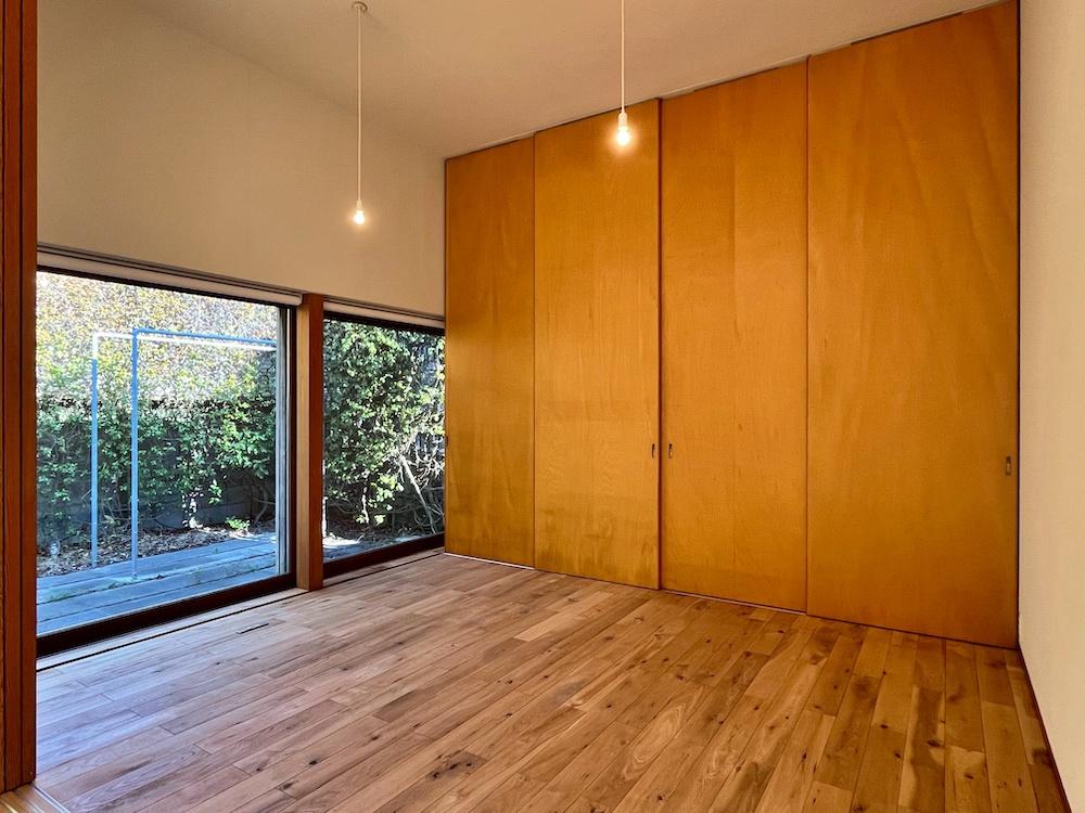 茅ヶ崎市東海岸南四丁目の売買物件/洋室1｜北側に面した洋室はリビングにも隣接しています。家族の人数が多くなければ、リビングとの一体利用したい。