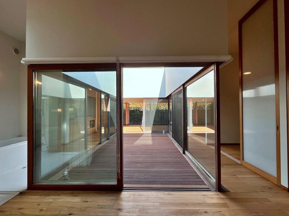 茅ヶ崎市東海岸南四丁目の売買物件/洋室5から中庭を見る。ふと、この家の構造ってどうなっているんだろうかと疑問が湧いてきます。