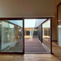 茅ヶ崎市東海岸南四丁目の売買物件/洋室5から中庭を見る。ふと、この家の構造ってどうなっているんだろうかと疑問が湧いてきます。