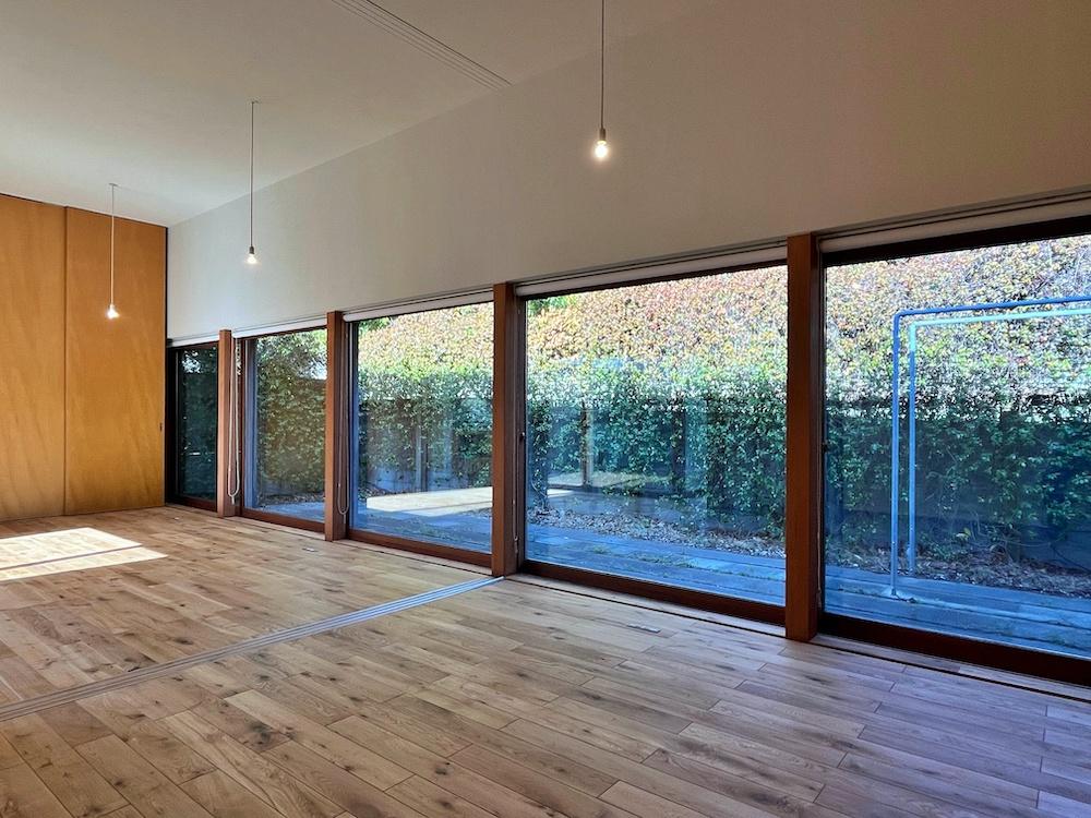 茅ヶ崎市東海岸南四丁目の売買物件/リビングと洋室1を一体にして北側の庭を見る。大きなスタジオのような空間になります。