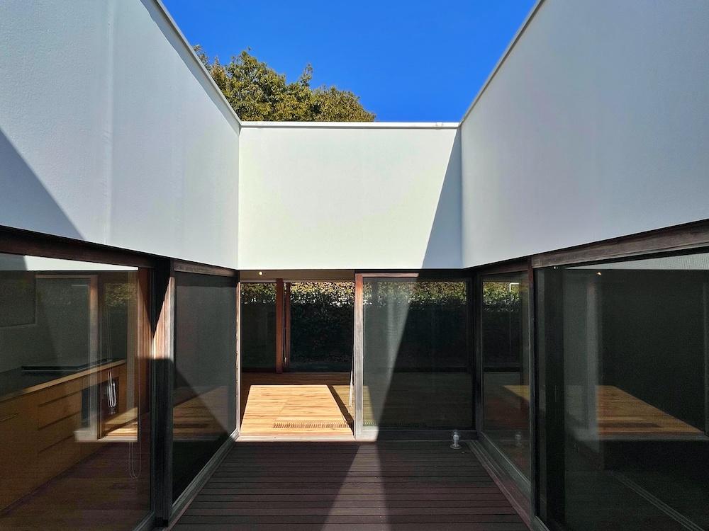 茅ヶ崎市東海岸南四丁目の売買物件/中庭から青い空を切り取った様子を見上げる