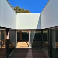 茅ヶ崎市東海岸南四丁目の売買物件/中庭から青い空を切り取った様子を見上げる