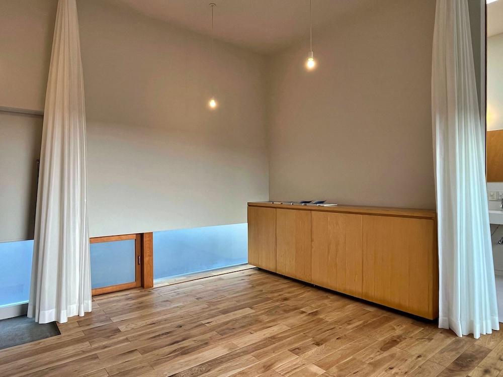 茅ヶ崎市東海岸南四丁目の売買物件/洋室5｜足元の光がじんわりと効いている空間。木枠の部分は開放もできます。