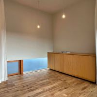 茅ヶ崎市東海岸南四丁目の売買物件/洋室5｜足元の光がじんわりと効いている空間。木枠の部分は開放もできます。