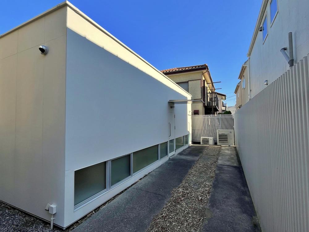 茅ヶ崎市東海岸南四丁目の売買物件/外観｜白い箱型の小さな工場のような雰囲気がまたいい。