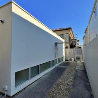 茅ヶ崎市東海岸南四丁目の売買物件/外観｜白い箱型の小さな工場のような雰囲気がまたいい。