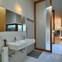 茅ヶ崎市東海岸南四丁目の売買物件/洗面室｜洗面台には水栓が2つ。そして鏡がワイドであることがうれしい。手前は洗濯機置き場。