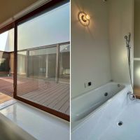 茅ヶ崎市東海岸南四丁目の売買物件/左：浴槽からの眺め、窓がすごい｜右：造作の白いバスルーム