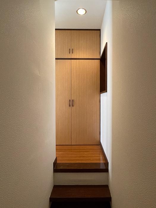 鎌倉市西御門二丁目の賃貸物件/１階、奥の和室は数段上がって左折。手前には大型の収納