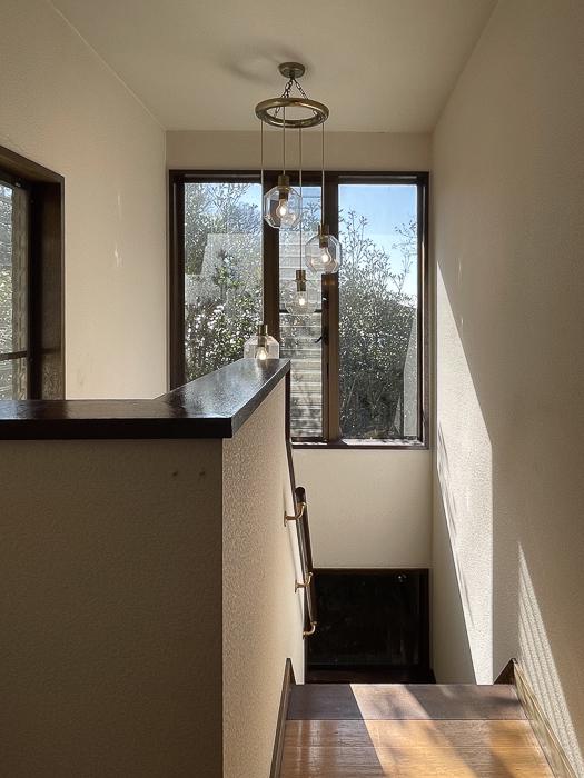 鎌倉市西御門二丁目の賃貸物件/階段の窓からも暖かな日差し