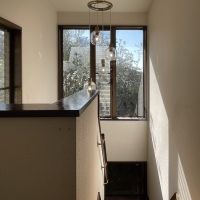 鎌倉市西御門二丁目の賃貸物件/階段の窓からも暖かな日差し