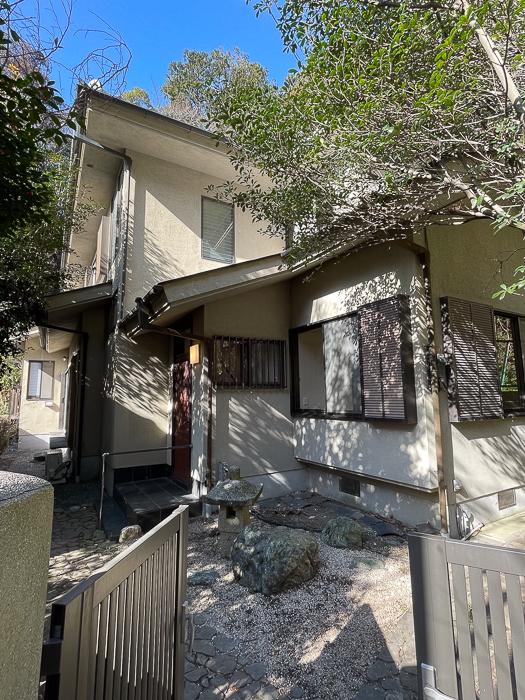 鎌倉市西御門二丁目の賃貸物件/階段を数段上がると建物が