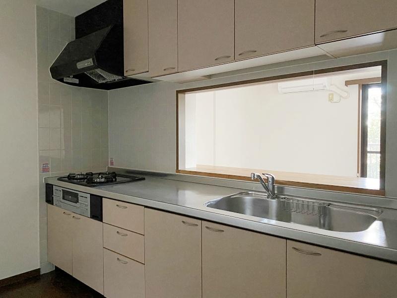 鎌倉市長谷三丁目の賃貸物件/キッチン│コンロは3口、収納も十分