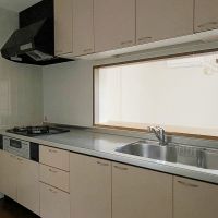 鎌倉市長谷三丁目の賃貸物件/キッチン│コンロは3口、収納も十分