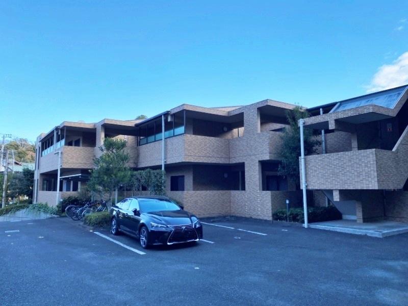 鎌倉市長谷三丁目の賃貸物件/外観│駐車場と駐輪場