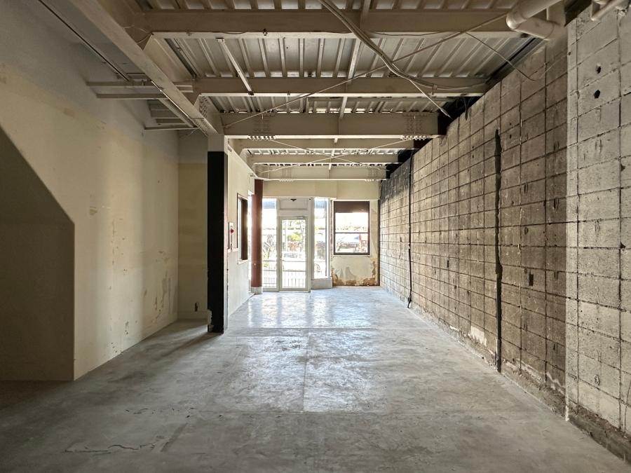 鎌倉市小町一丁目の賃貸物件/店内｜工場を思わせるような内観。物件は若宮大路を挟んで「鎌倉市農協連即売所」の向かいにあります