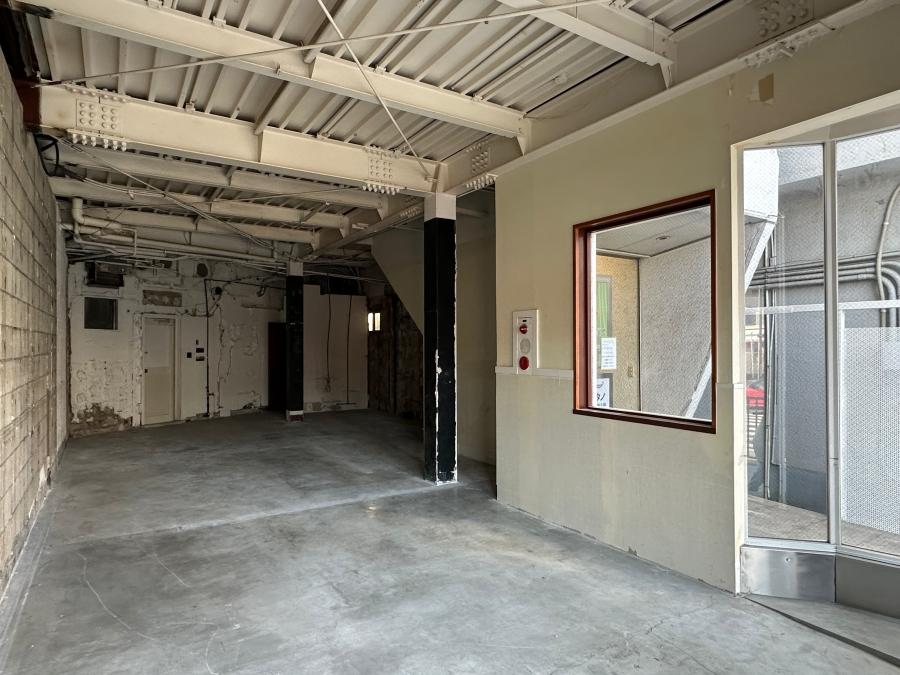 鎌倉市小町一丁目の賃貸物件/店内｜天井高は鉄骨梁の上で約3.5m。ドーンと広い印象を受けます