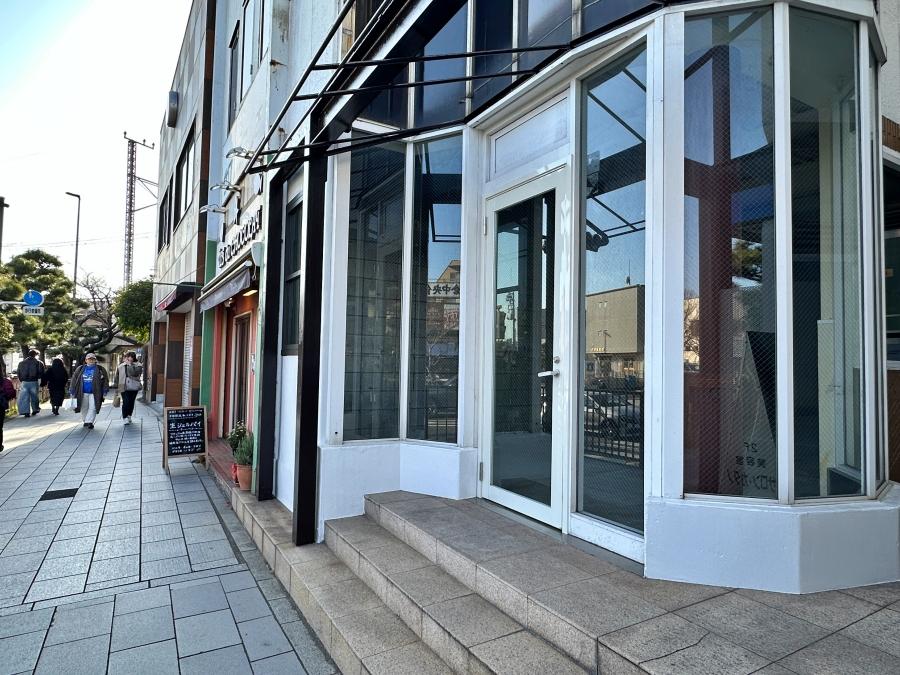 鎌倉市小町一丁目の賃貸物件/外観｜このファサードと店内の現状のギャップが良い