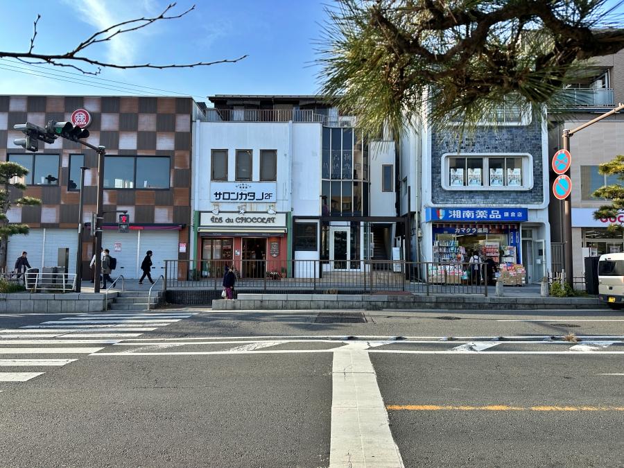 鎌倉市小町一丁目の賃貸物件/外観｜レンバイで買い物を終えて向かいを見るとこんな感じです