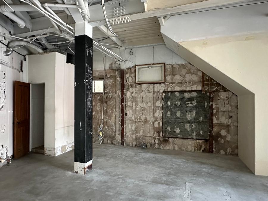 鎌倉市小町一丁目の賃貸物件/店内｜鉄骨や配管剥き出し。真っ白に塗装するだけで印象は変わってくると思います