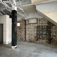 鎌倉市小町一丁目の賃貸物件/店内｜鉄骨や配管剥き出し。真っ白に塗装するだけで印象は変わってくると思います