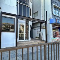 鎌倉市小町一丁目の賃貸物件/外観｜右隣は薬局、左隣はショコラティエ。そして向かいにレンバイ