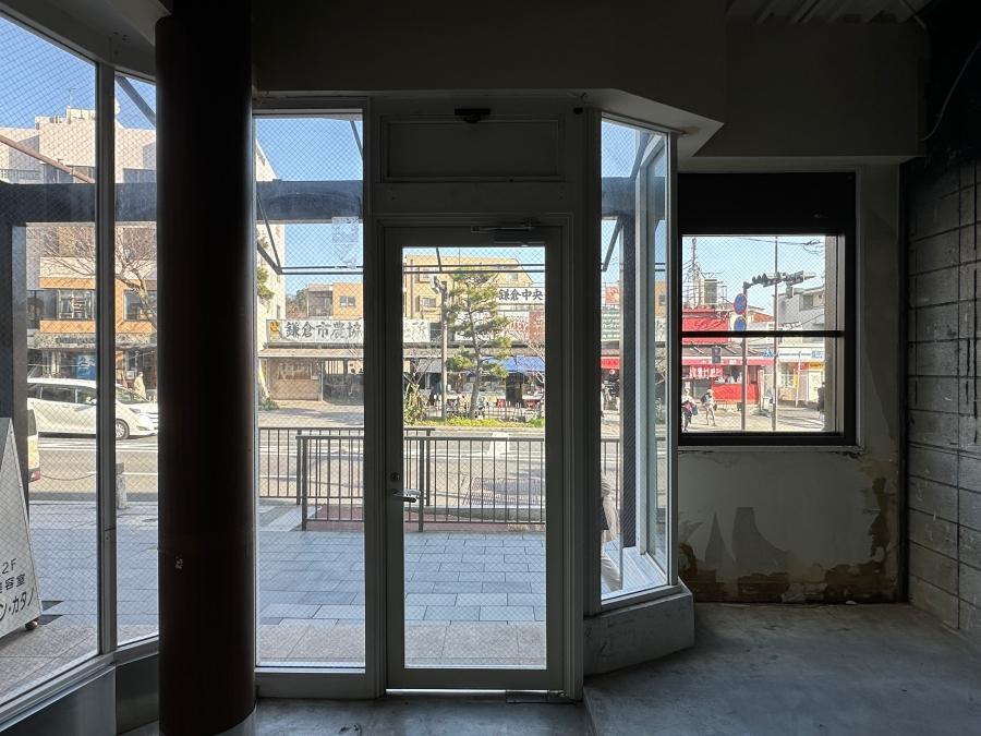 鎌倉市小町一丁目の賃貸物件/店内から向かいを見る｜ばっちりレンバイが見えています