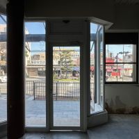 鎌倉市小町一丁目の賃貸物件/店内から向かいを見る｜ばっちりレンバイが見えています