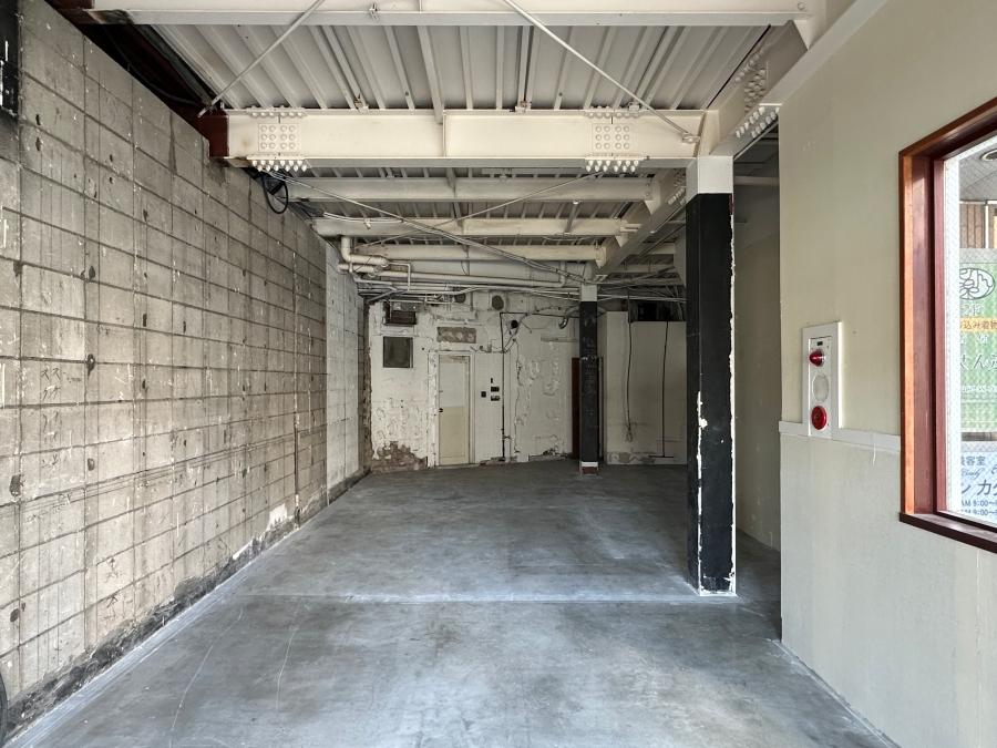 鎌倉市小町一丁目の賃貸物件/店内｜壁には天井まで届きそうなスチールラックを置いて倉庫感を出してみたり