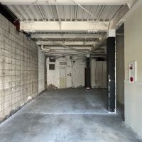 鎌倉市小町一丁目の賃貸物件/店内｜壁には天井まで届きそうなスチールラックを置いて倉庫感を出してみたり