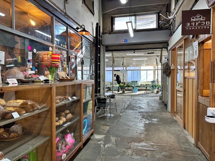 鎌倉市小町一丁目の賃貸物件/レンバイ内部｜野菜以外にも個性的な店が入っています