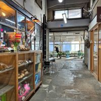 鎌倉市小町一丁目の賃貸物件/レンバイ内部｜野菜以外にも個性的な店が入っています