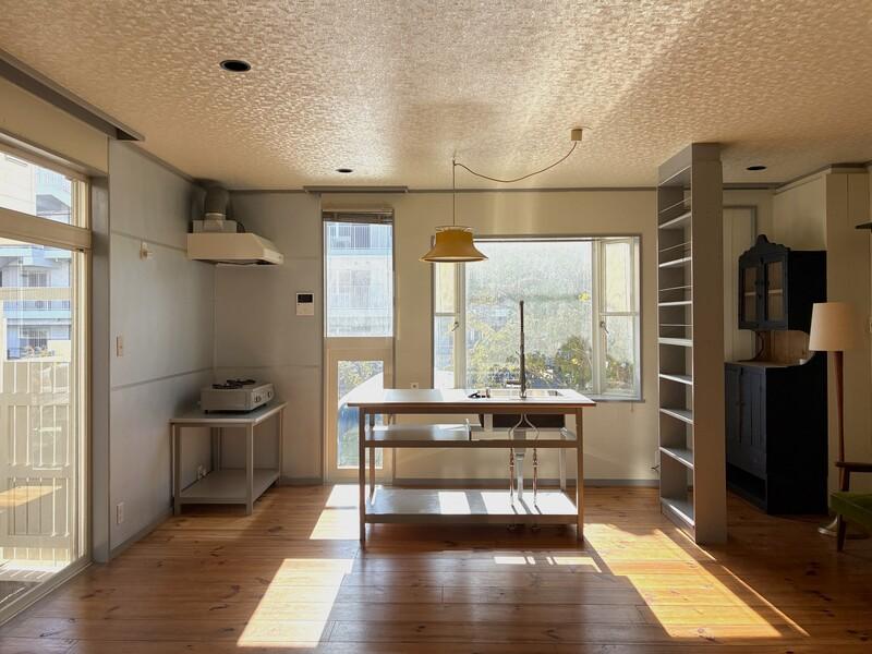 藤沢市辻堂東海岸四丁目の賃貸物件/1階でも充分に日差しを感じます。既存の無垢床から着想を得た、こだわりの内装です