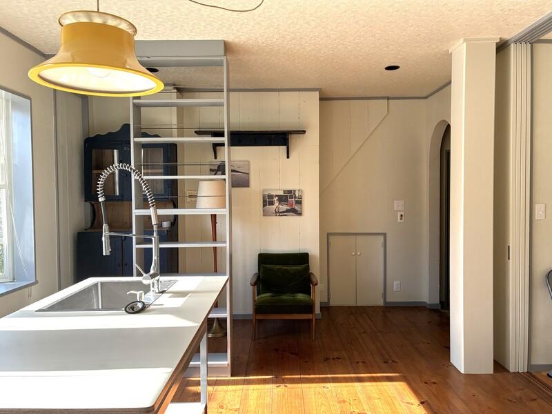 藤沢市辻堂東海岸四丁目の賃貸物件/キッチンの上のランプは、オーナーがネットで探し続けてゲットしたもの。カッコいい